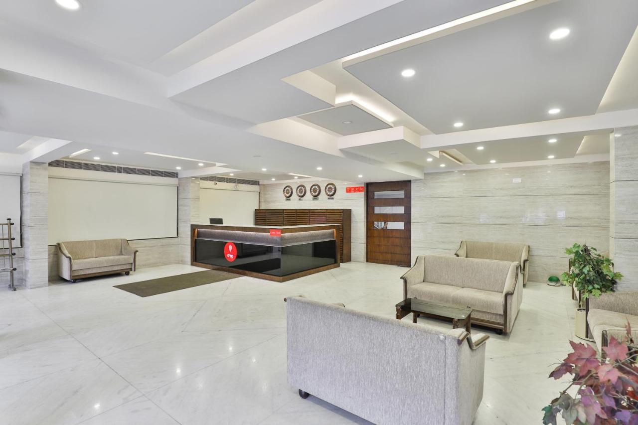 Oyo 2351 Hotel Golden Plaza Ahmedabad Exterior foto