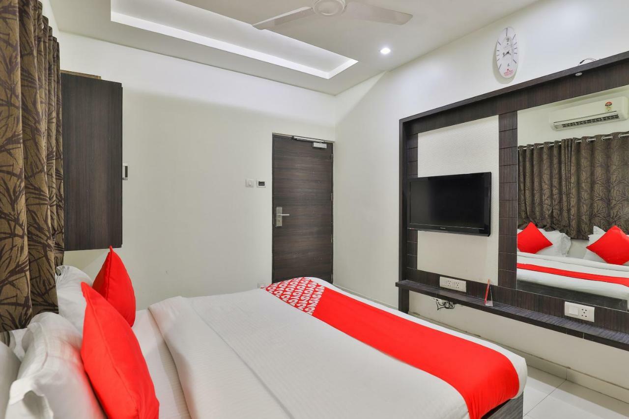 Oyo 2351 Hotel Golden Plaza Ahmedabad Exterior foto